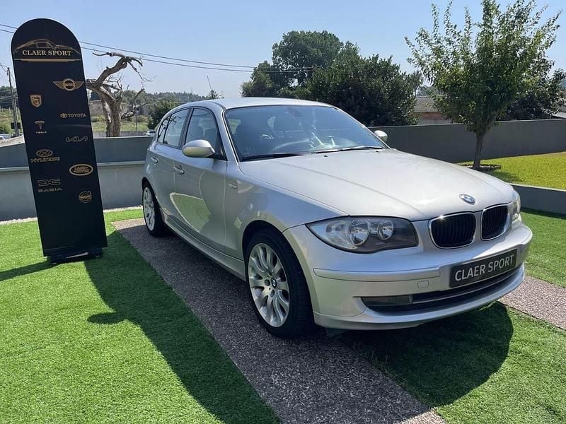 Cinzento Usado 2009 BMW 118 Sport Line Citadino | € 9.900 (Preço justo) - Imagem 1/4