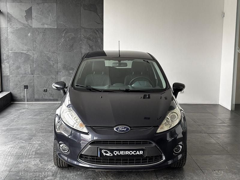 Cinza Usado 2010 Ford Fiesta Titanium Citadino | € 8.250 (Preço justo) - Imagem 1/4