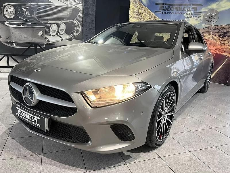 Cinzento Usado 2020 Mercedes A180 Business Citadino | € 23.800 (Preço justo) - Imagem 1/4