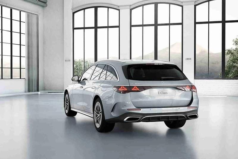 Preto Novo 2025 Mercedes E300 Carrinha | € 83.900 - Imagem 1/4