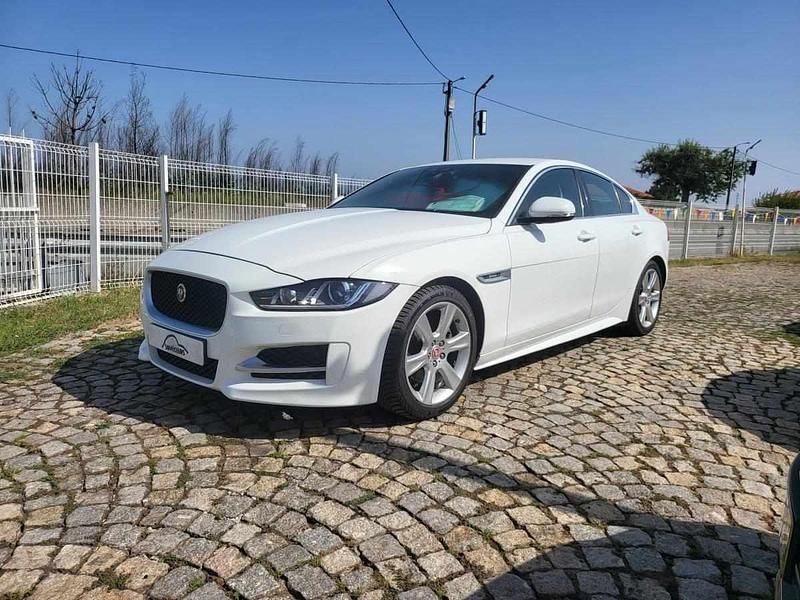 Branco Usado 2016 Jaguar XE Sedan | € 17.500 - Imagem 1/4