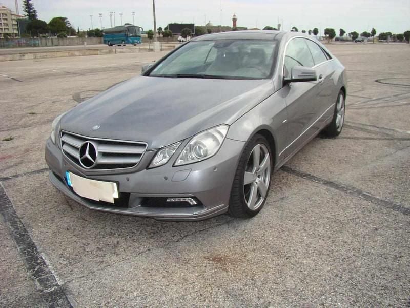 Usado Mercedes E350 292 HP (214 kW) 2010 Cinzento Coupé