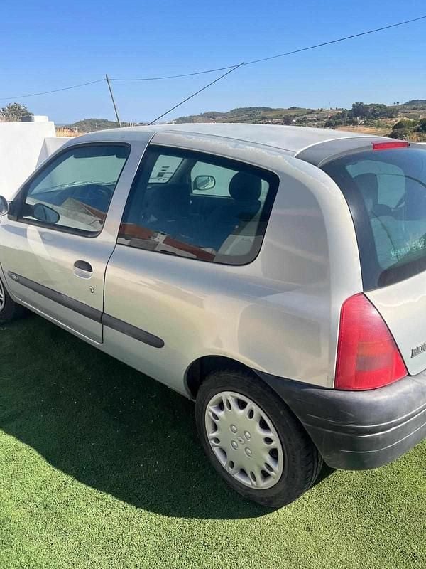 Cinzento Usado 1999 Renault Clio II Citadino | € 2.100 (Preço justo) - Imagem 1/4