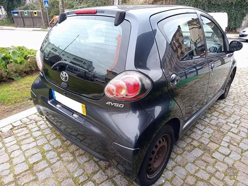 Usado Toyota Aygo 68 HP (50 kW) 2009 Cinzento Citadino