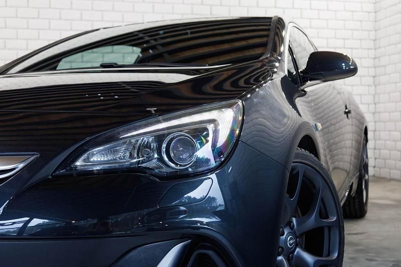 Usado Opel Astra GTC 280 HP (205 kW) 2013 Preto
