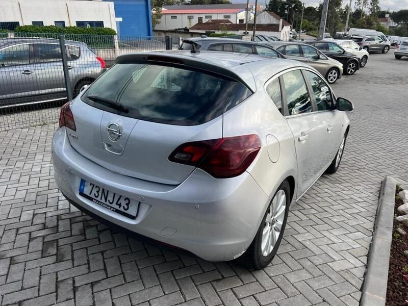 Cinzento Usado 2012 Opel Astra Cosmo | € 7.500 (Preço justo) - Imagem 1/4