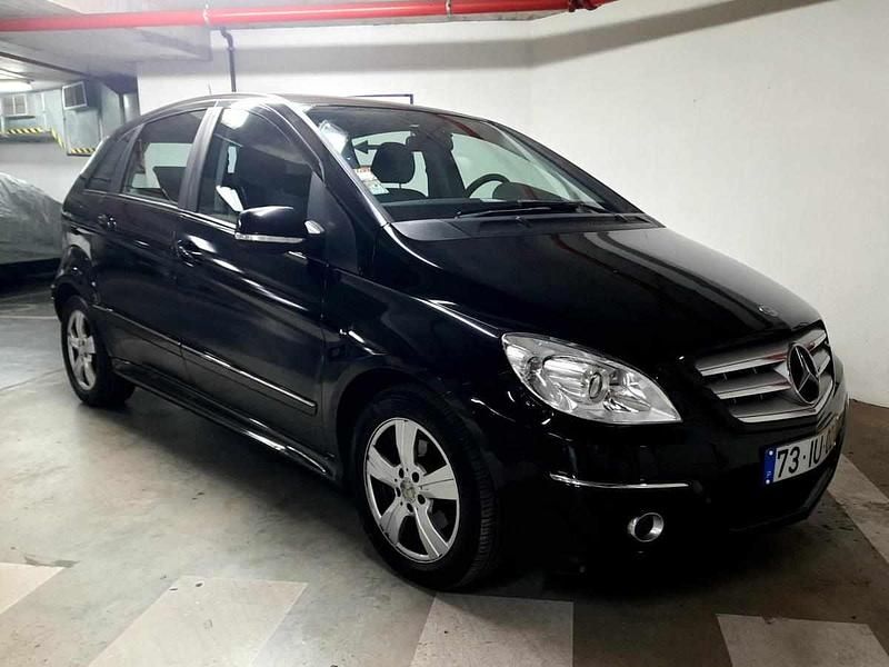 Usado Mercedes B200 140 HP (102 kW) 2010 Preto Monovolume