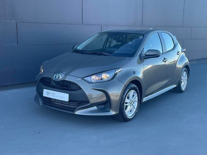 Bronze (pintura metalizada) Usado 2024 Toyota Yaris Comfort Citadino | € 24.750 (Preço justo) - Imagem 1/4