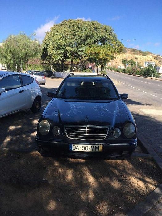 Usado 2002 Mercedes E220 Sedan | € 2.000 - Imagem 1/4