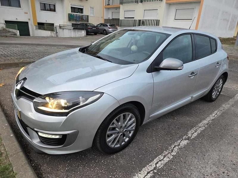 Cinzento Usado 2015 Renault Mégane III Citadino | € 8.750 (Preço justo) - Imagem 1/4