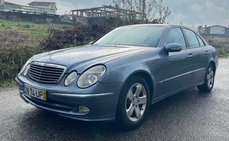 Azul Usado 2003 Mercedes E270 Avantgarde Sedan | € 4.999 (Caro) - Imagem 1/4