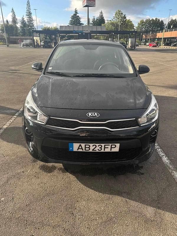 Preto Usado 2020 Kia Rio Citadino | € 12.750 (Preço justo) - Imagem 1/4