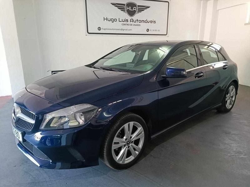 Azul Usado 2017 Mercedes A180 Citadino | € 19.999 (Preço justo) - Imagem 1/4