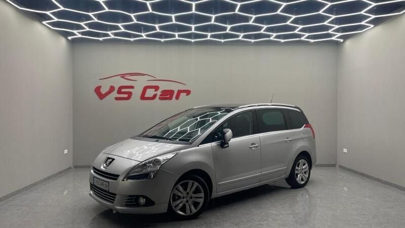 Cinzento Usado 2011 Peugeot 5008 Monovolume | € 7.950 (Caro) - Imagem 1/4