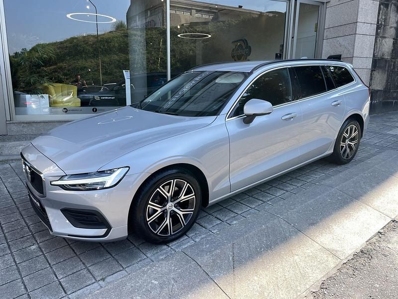 Usado Volvo V60 Core 197 HP (144 kW) 2023 Cinzento cinzento, preto Carrinha