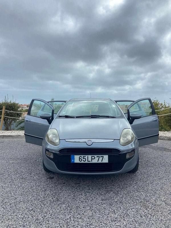 Cinzento Usado 2011 Fiat Punto Citadino | € 3.800 (Bom preço) - Imagem 1/4