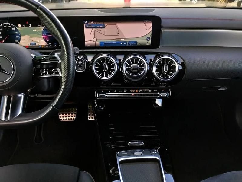 Usado Mercedes CLA180 Premium 116 HP (85 kW) 2023 Preto cosmos Sedan