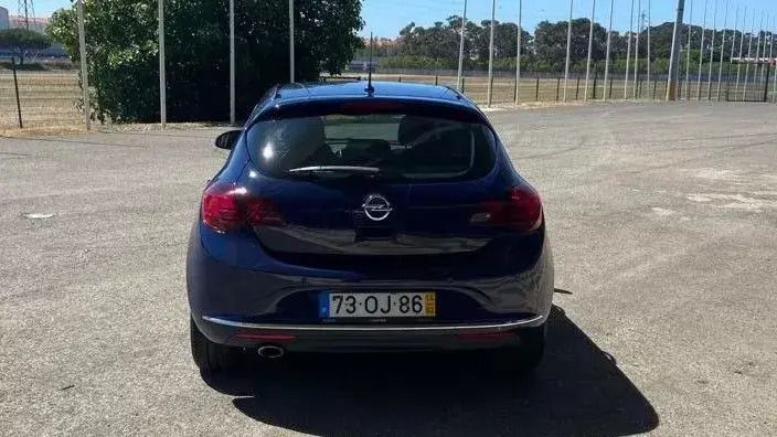 Usado Opel Astra Cosmo 140 HP (102 kW) 2014 Outra (metalizado) Carrinha