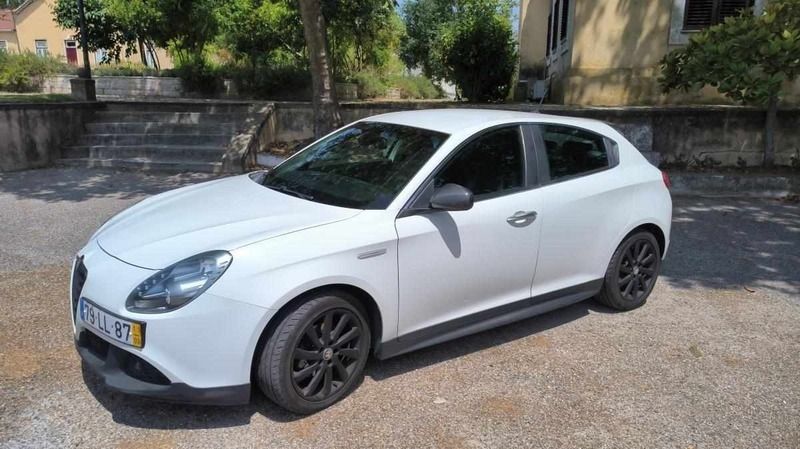 Branco Usado 2011 Alfa Romeo Giulietta Citadino | € 7.990 (Bom preço) - Imagem 1/4