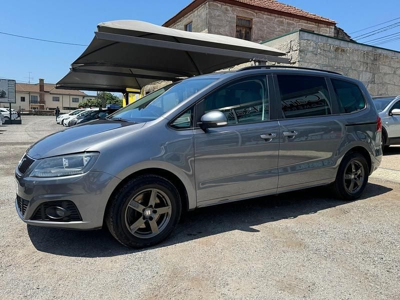 Usado Seat Alhambra Reference 140 HP (102 kW) 2015 Cinzento (metalizado) Monovolume