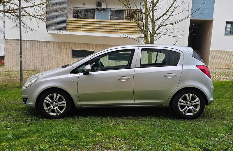 Cinzento Usado 2010 Opel Corsa Citadino | € 4.990 (Preço justo) - Imagem 1/4