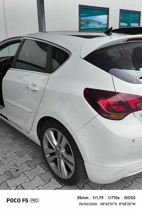 Usado Opel Astra 125 HP (91 kW) 2011 Branco Citadino