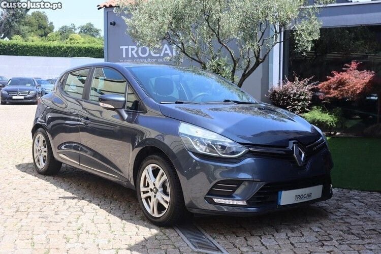 Cinza Usado 2017 Renault Clio IV Zen Citadino | € 10.950 (Bom preço) - Imagem 1/1