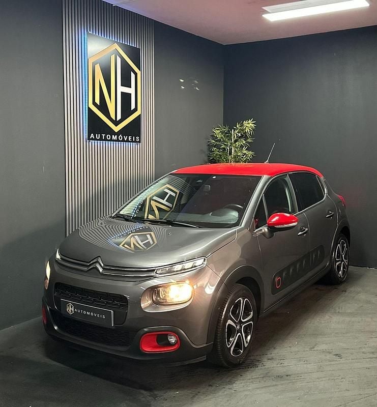 Cinza Usado 2019 Citroën C3 PureTech Citadino | € 10.990 (Bom preço) - Imagem 1/4