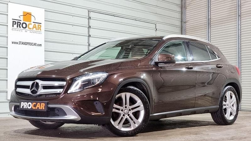 Castanho Usado 2015 Mercedes GLA200 SUV | € 21.500 - Imagem 1/4