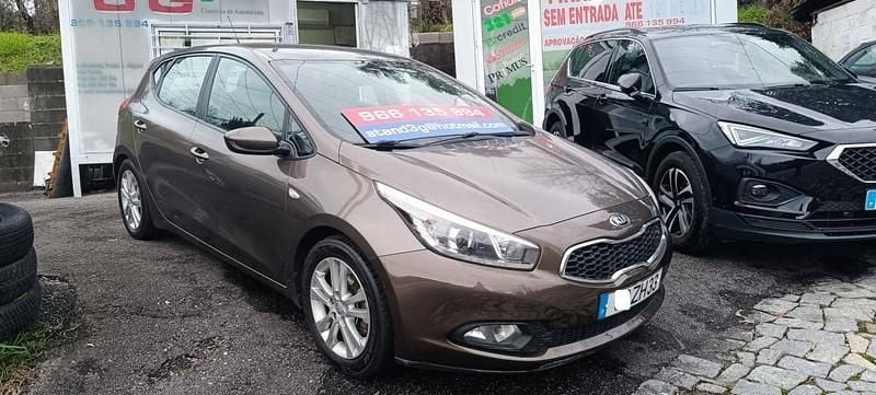 Castanho Usado 2012 Kia Ceed EX Citadino | € 7.500 (Bom preço) - Imagem 1/4
