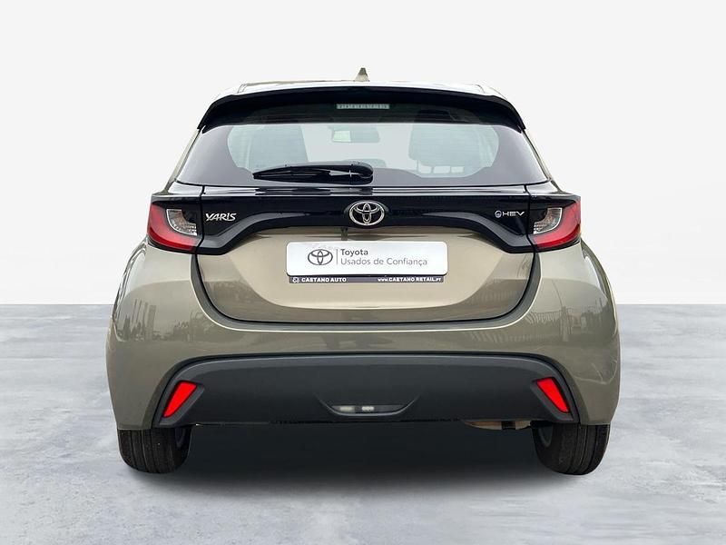 Usado Toyota Yaris Comfort 92 HP (67 kW) 2024 Bronze (pintura metalizada) Citadino