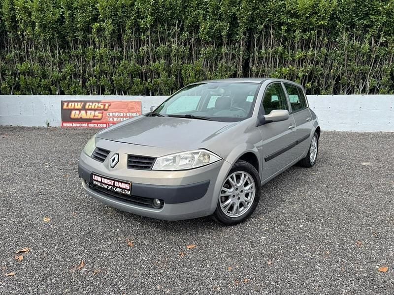 Castanho Usado 2003 Renault Mégane II Dynamique Citadino | € 2.990 (Preço justo) - Imagem 1/4