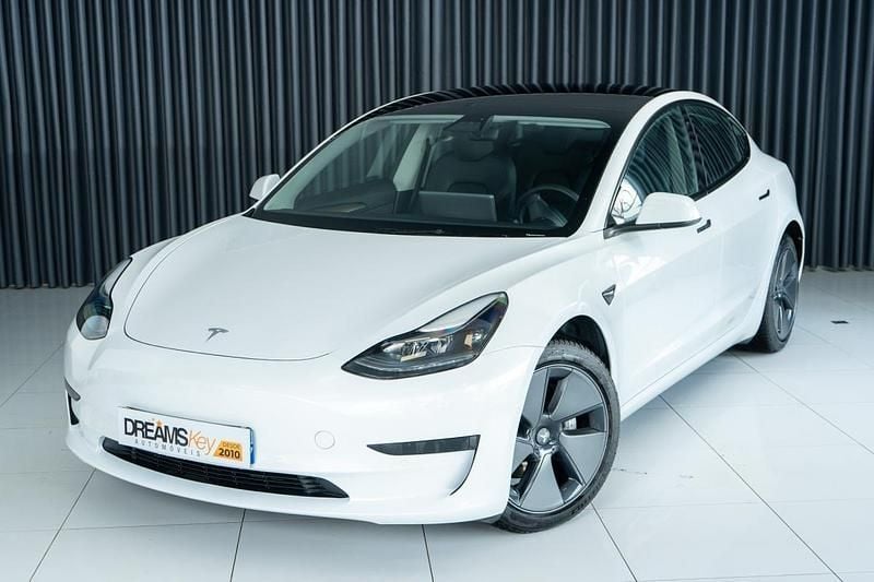 Branco Usado 2021 Tesla Model 3 Sedan | € 27.800 (Preço justo) - Imagem 1/4