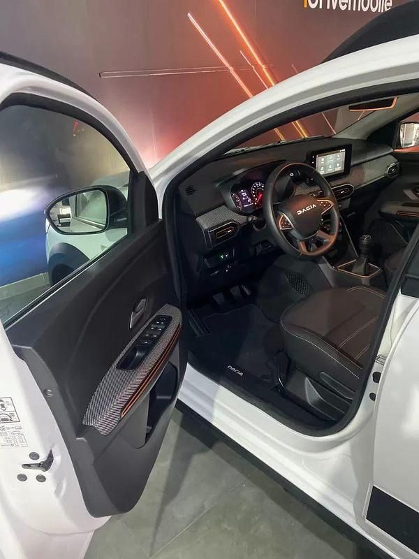 Usado Dacia Sandero Essentiel 101 HP (74 kW) 2023 Branco SUV