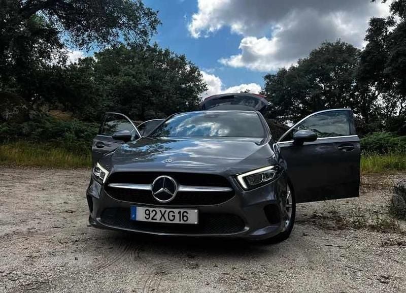 Cinzento Usado 2019 Mercedes A180 Citadino | € 8.500 - Imagem 1/4