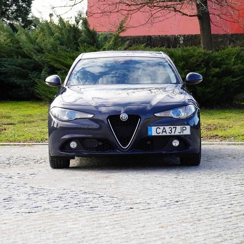 Usado Alfa Romeo Giulia 150 HP (110 kW) 2017 Cinzento Sedan