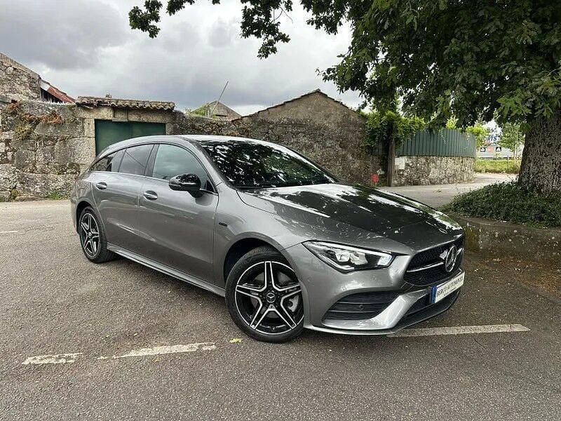 Cinza Usado 2021 Mercedes CLA250e AMG line Sedan | € 33.990 (Preço justo) - Imagem 1/4