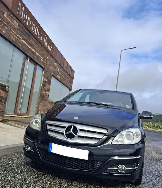 Usado Mercedes B180 109 HP (80 kW) 2009 Preto Monovolume