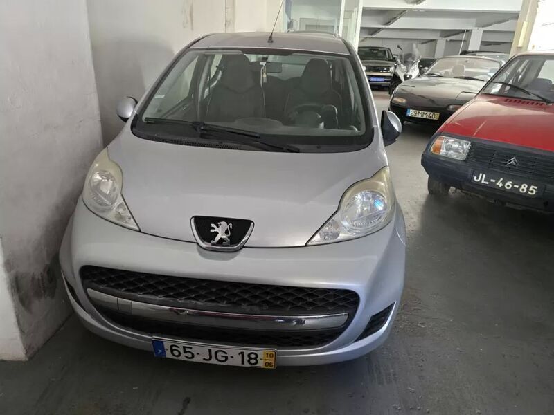 Cinza prata Usado 2010 Peugeot 107 Citadino | € 3.999 (Bom preço) - Imagem 1/4