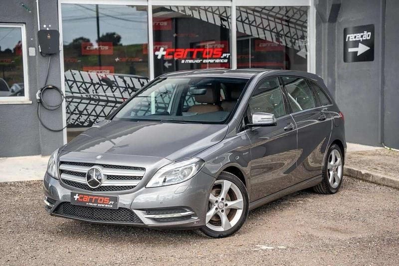 Usado Mercedes B180 109 HP (80 kW) 2012 Cinzento Monovolume