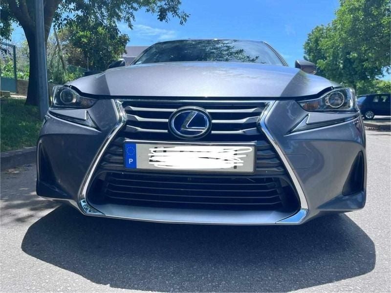 Usado Lexus IS300h 243 HP (178 kW) 2017 Cinzento Sedan
