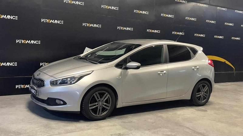 Usado Kia Ceed 90 HP (66 kW) 2015 Cinza Citadino