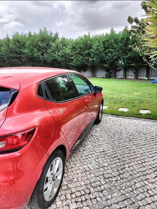 Usado Renault Clio IV 90 HP (66 kW) 2017 Vermelho Citadino