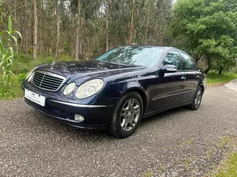 Azul Usado 2003 Mercedes E220 Avantgarde Sedan | € 7.750 (Preço elevado) - Imagem 1/4