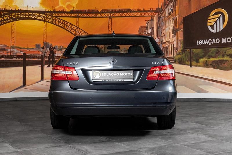 Usado Mercedes E250 Elegance 204 HP (150 kW) 2009 Cinza Sedan