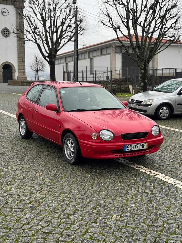 Vermelho Usado 1998 Toyota Corolla | € 3.250 - Imagem 1/4