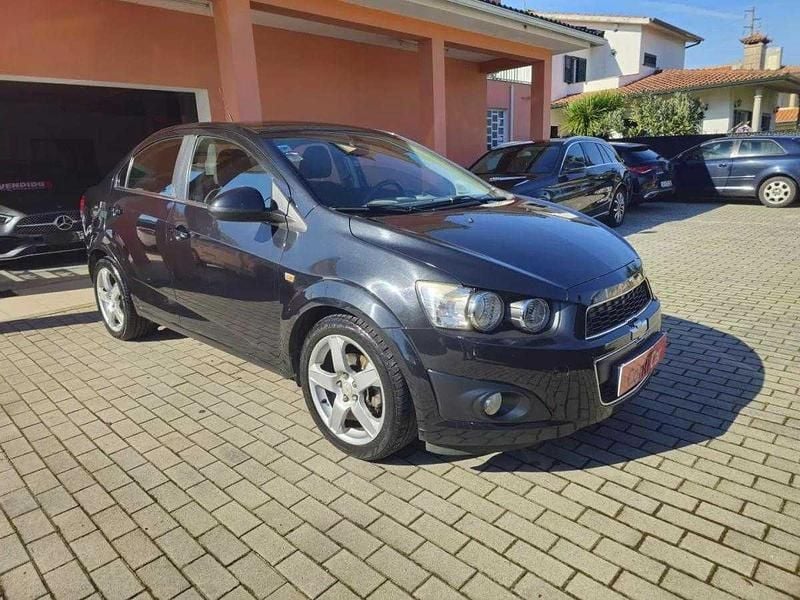 Usado Chevrolet Aveo LT 95 HP (69 kW) 2013 Preto Citadino