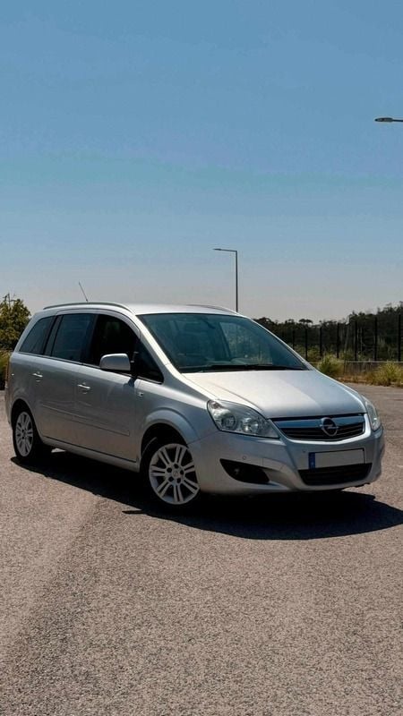 Cinzento Usado 2011 Opel Zafira Monovolume | € 7.950 - Imagem 1/4