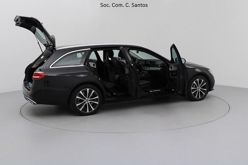 Usado Mercedes E300 Avantgarde 316 HP (232 kW) 2023 Preto Carrinha