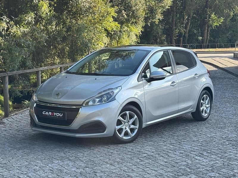 Cinza Usado 2016 Peugeot 208 Allure Citadino | € 9.990 (Bom preço) - Imagem 1/4